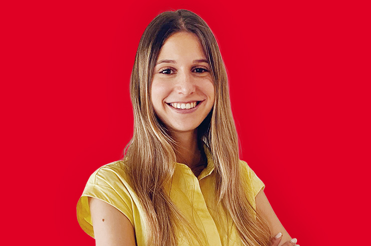 Fotografia de Ex-trainee –  Comunicação e Marca  Mariana Moreira  sobre fundo encarnado